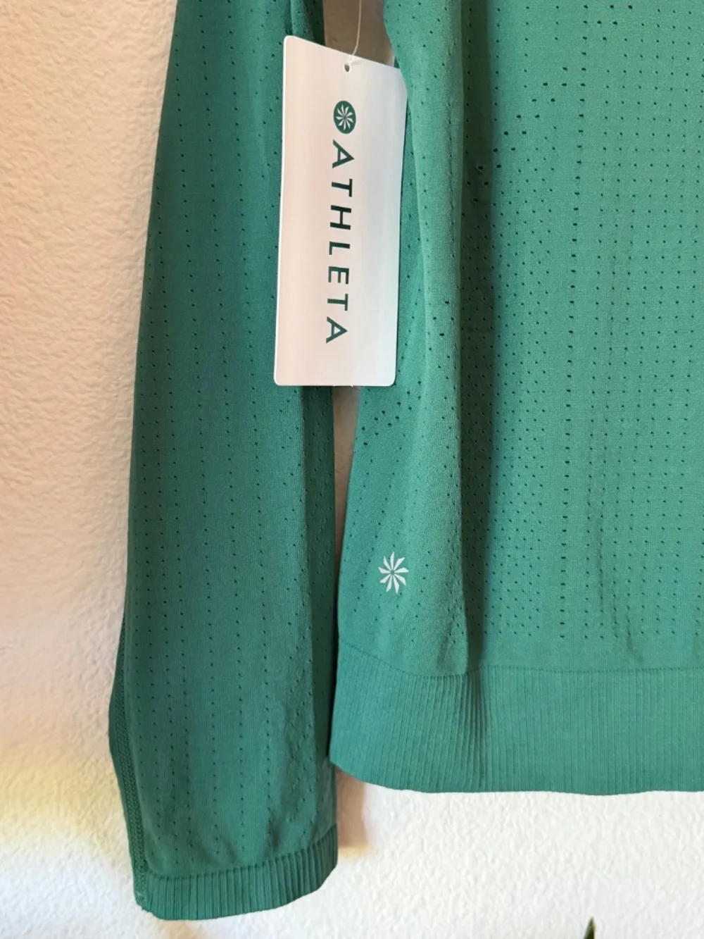 ATHLETA NWT In Motion Seamless Top | Long Sleeve Workout Top 40+ UV Green Medium - Picture 4 of 4